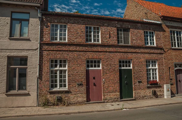 브뤼헤의 오래된 집과 푸른 하늘의 벽돌 외관 — 스톡 사진