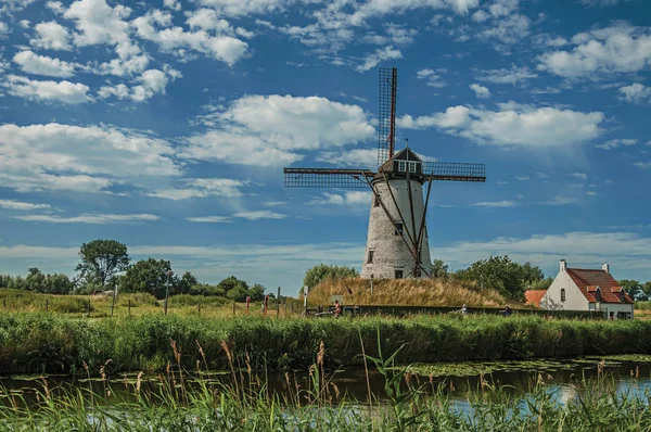 Antiguo molino de viento junto al canal con arbustos y arboleda cerca de Damme — Foto de Stock