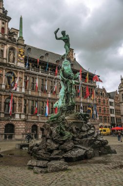 Brabos Anıtı Antwerp Grote Market Meydanı'nda
