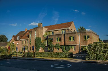 Tielt gün batımında devlet okulu tuğla bina ile Sokak