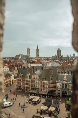 Ghent'teki Gravensteen Kalesi'nin tepesinden görülen eski binalar