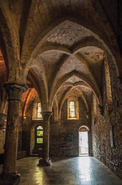 Ghent'teki Gravensteen Kalesi'nin içindeki salondaki sütunlar ve kemerler