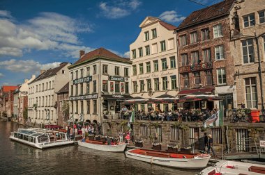 Ghent tekneler ve insanlar ile kanal önünde eski binalar