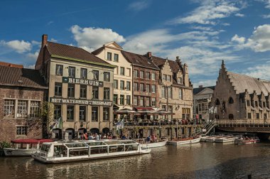 Ghent tekneler ve insanlar ile kanal önünde eski binalar