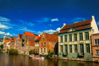 Ghent tekneler ve insanlar ile kanal önünde eski binalar