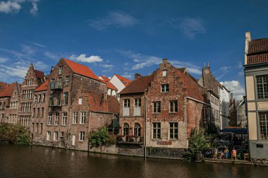 Kanal önünde eski binalar ve Gent insanlar