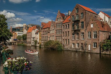 Ghent tekne ve insanlar ile kanal önünde eski binalar