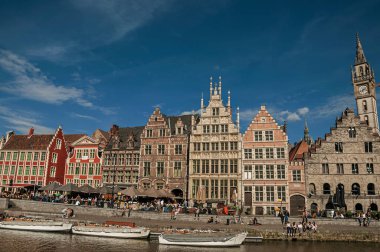 Gent'te teknelerle kanal önünde eski binalar