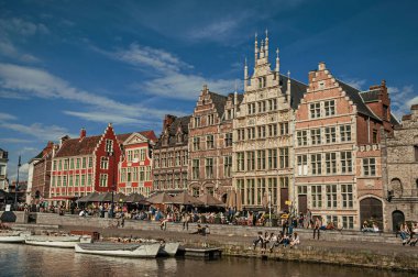 Gent'te teknelerle kanal önünde eski binalar