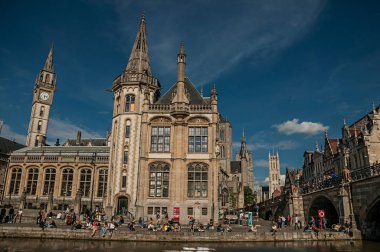 Ghent insanlar ve gotik bina ile St Michael Köprüsü