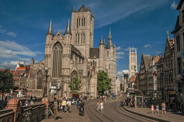 Gent'te eski binaları ve gotik katedrali olan insanlar