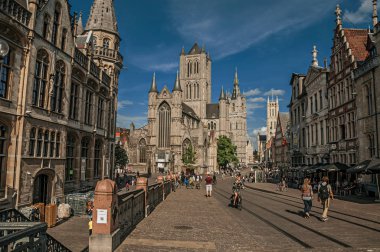 Gent'te eski binaları ve gotik katedrali olan insanlar
