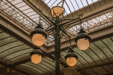 Brüksel'in eski bir binasında Art Nouveau lamba ve cam tavan