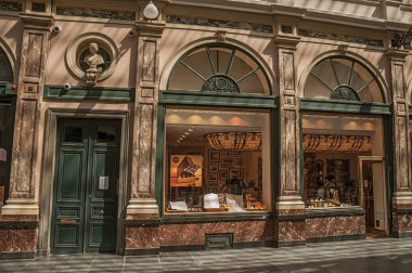 Brüksel'deki Galeries Royales Saint-Hubert'deki mağaza vitrini