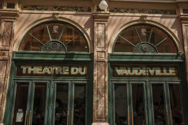 Brüksel'deki Galeries Royales Saint-Hubert'deki mağaza vitrini