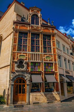 Brüksel'de dekore edilmiş bir binanın cephesi