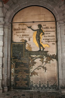 Brüksel Belediye Binası'nda eski kişilikleri onuruna Bronz