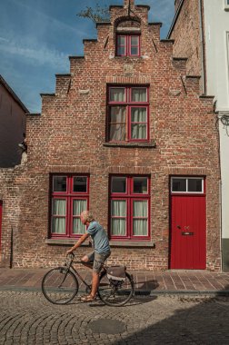 Bruges tuğla eski ev ve bisikletçi
