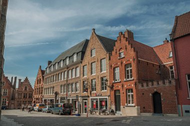 Bruges'te insanlarla, tuğla evlere ve dükkanlarla sokak