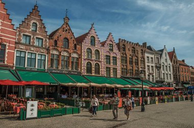 Bruges pazar Meydanı'nda bina ve lokantalar