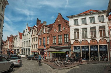 Bruges'te insanlarla, tuğla evlere ve dükkanlarla sokak