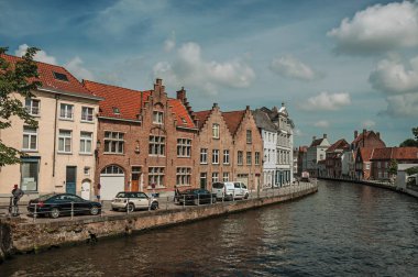 Bruges kanalında kaldırım ve tuğla binalar