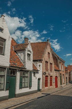 Bruges sokakta evlerin tuğla cephe