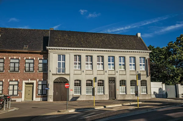 Facciata strada e casa al tramonto a Tielt — Foto Stock