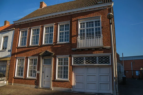 Straat met bakstenen huis bij zonsondergang in Tielt — Stockfoto