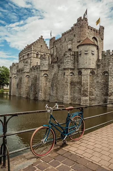 Puente y bicicleta frente al Castillo de Gravensteen en Gante — Foto de Stock