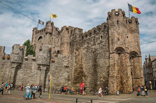 Calle con gente y muro de piedra del Castillo de Gravensteen en Gante — Foto de Stock