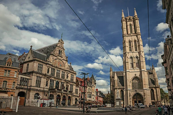 Persone vicino agli edifici e alla cattedrale gotica di Gand — Foto Stock