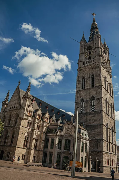 Gente e cattedrale gotica con torre dell'orologio a Gand — Foto Stock