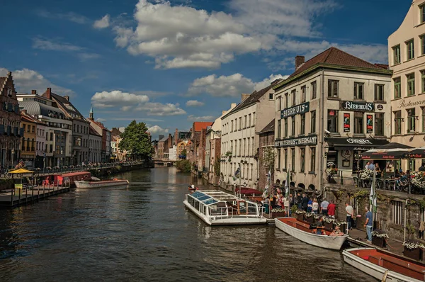 Oude gebouwen voor het kanaal met boten en mensen in Gent — Stockfoto