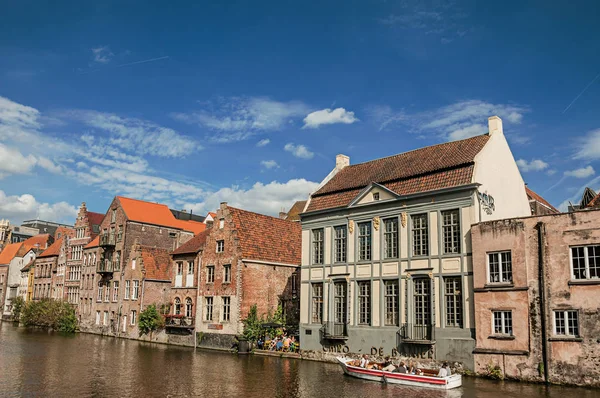 Edificios antiguos frente al canal con barcos y gente en Gante — Foto de Stock