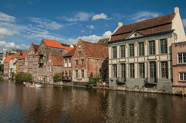 Edificios antiguos frente al canal con barcos y gente en Gante — Foto de Stock