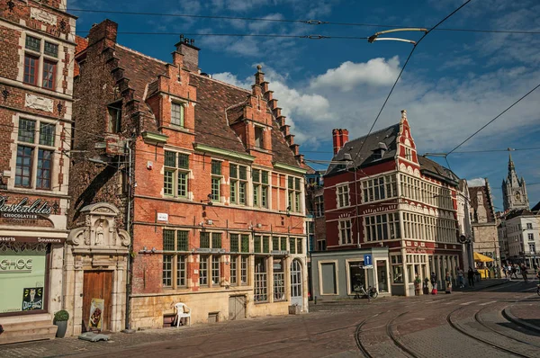 Straat met oude typische gebouw en blauwe hemel in Gent — Stockfoto