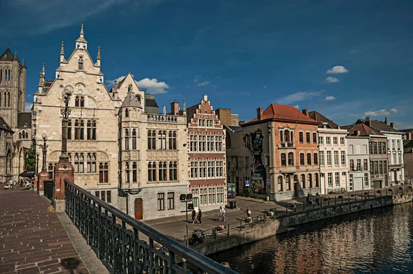 Gand, Belgio - 03 luglio 2017. Vecchi edifici di fronte al canale e al ponte di Gand. Oltre all'intensa vita culturale, la città è ricca di edifici in stile gotico e fiammingo. Belgio settentrionale . — Foto Stock