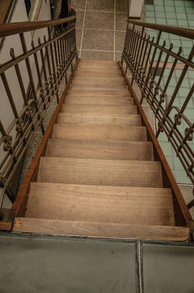 Fa és vas szecessziós lépcsőház egy régi brüsszeli épületben — Stock Fotó