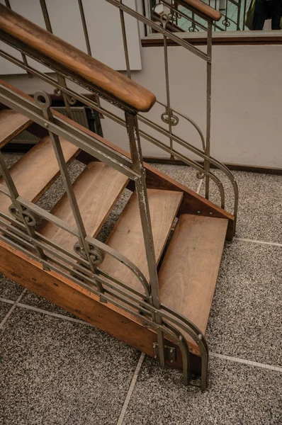 Wooden and iron Art Nouveau staircase in an old building of Brussels — Stock Photo, Image