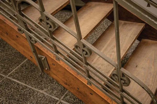 Brüksel 'deki eski bir binada ahşap ve demir Art Nouveau merdivenleri — Stok fotoğraf