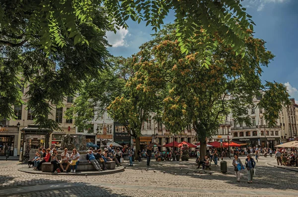 Plaza soleada con gente en asientos públicos en Bruselas — Foto de Stock