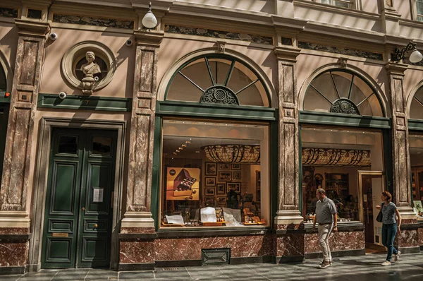 Personas y tienda en las Galerías Royales Saint-Hubert de Bruselas — Foto de Stock