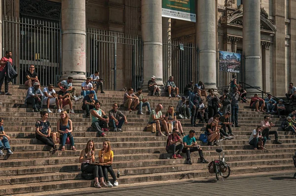 Gente frente al edificio de la Bolsa de Bruselas — Foto de Stock