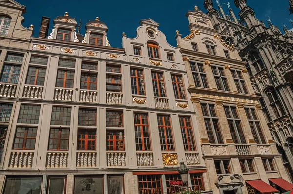 Facciata di vecchi edifici tipici a Bruxelles — Foto Stock
