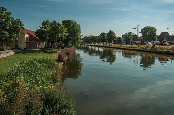 Kanal, der das Zentrum von Brügge umgibt — Stockfoto