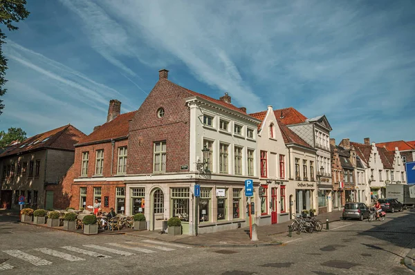 Rue avec maisons en briques tôt le matin à Bruges — Photo