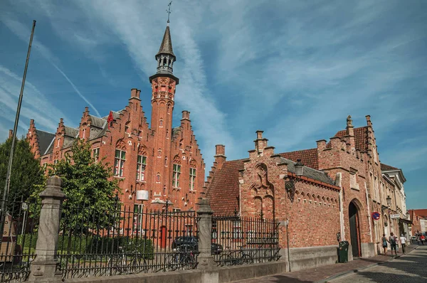 Edificio in mattoni in tipico stile fiammingo a Bruges — Foto Stock