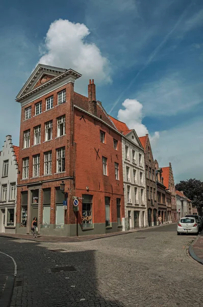 Rue avec personnes, maisons en briques et commerces à Bruges — Photo