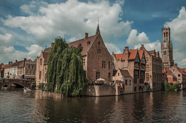 Edificios de ladrillo en el canal en un día soleado en Brujas —  Fotos de Stock